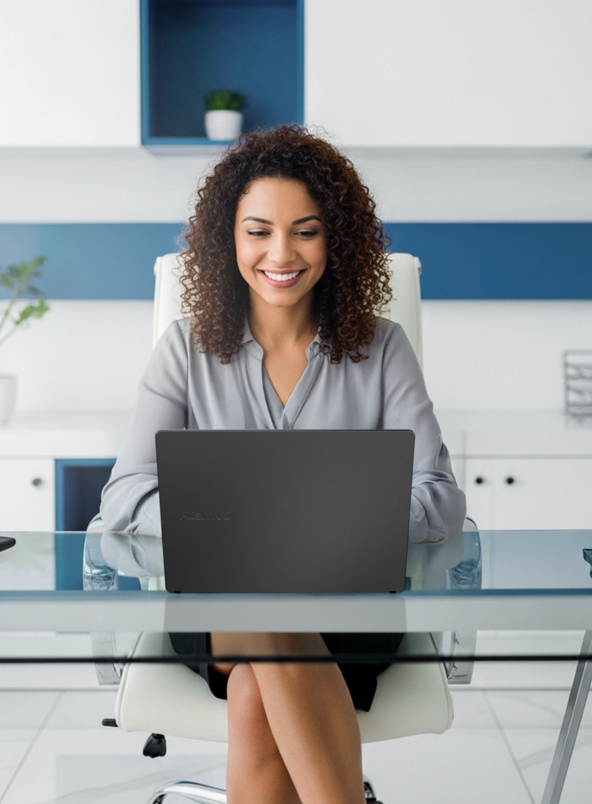 Profissional usando notebook corporativo